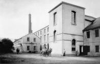 Pohled na nádvoří továrny Schick z roku 1894, kde protékal krytý potok mezi dvěma tov. budovami