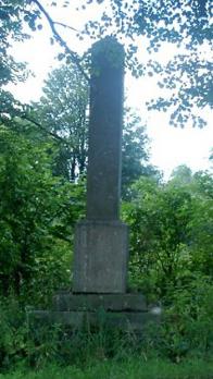 Pomník z roku 1845 připomíná obnovu zemské stezky Most-Janov-Mníšek. Dnes je bohužel ve velmi zuboženém stavu a českému příhraničí dělá jen a jen ostudu.
Foto J.Lysá
