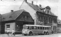 Trolejbus typu III. projíždí mosteckou ulicí Klementa Gottwalda od Litvínova na konečnou Náměstí presidenta Masaryka 