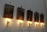 Vlevo od hlavního oltáře je 5 ze 14 obrazů zastavení křížové cesty.
Autor obrazů je neznámý
