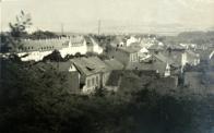 Pohled na východní část Chudeřína a blok jednotných domů, které byly postaveny za války. Snímek pořízen ze silnice na Klíny.