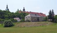 Nejstarší manufaktura v Čechách, v pozadí věže kláštera