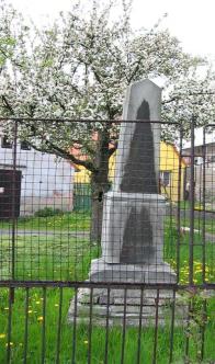 Pomník padlým z let 1848 a 1866 na nedůstojném místě za plotem.Stav bohužel trvá i po "obnovení" pomníku..