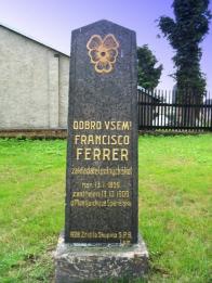 Pomníček před MěÚ v Lomu, Franciscovi Ferrerovi Guardimu (1859 - 1909)