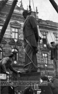 Odstranění sochy v r.1938