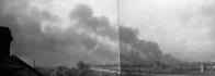 Hořící chemický závod STW po náletu 12. května 1944, který vyfotil Vladimír Lukášek ze Souše