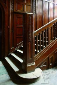 Interiér vily, dřevěné schodiště