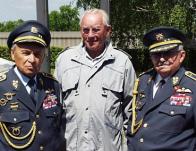 Společně s bývalými letci RAF Aloisem Šiškou a Františkem Peřinou při odhalení pomníku americkým letcům ve Slaném v roce 2000