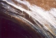 Ukázka krasových jevů ve štole Jezeří: vlevo vápencové náteky a brčka ve východní části štoly, vpravo železité krápníky ze západní části štoly. Na špičkách krápníků jsou patrné kapky vody. Snímky zachycují stav krátce po povodni v srpnu 2002