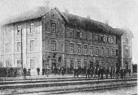 Nástupiště starého mosteckého nádraží v roce 1908.