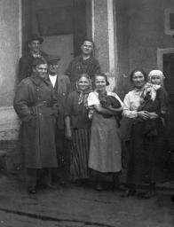 Rodina pana Staňka, rodáka z Lomu před domkem v Mariánské